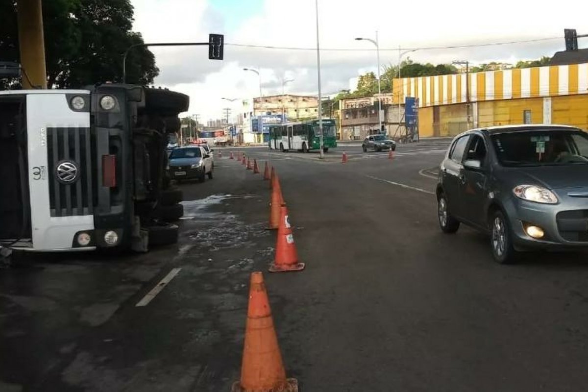 [Quatro pessoas ficam feridas após caminhão tombar na Av.Heitor Dias, em Salvador]
