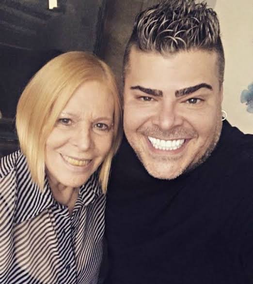 Rafael Vanucci presta homenagem no aniversário de 72 anos de Vanusa Michel Telles Farol da Bahia