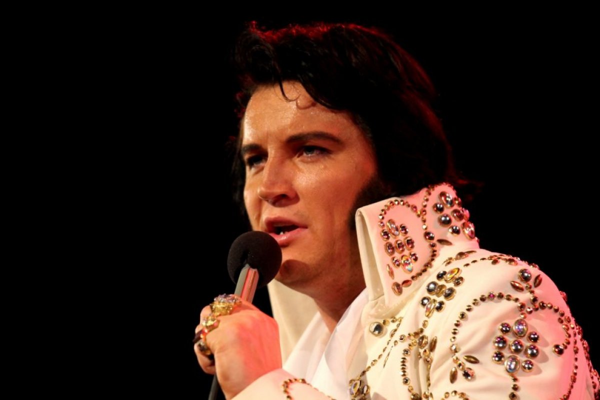 [Artista britânico apresenta espetáculo em tributo a Elvis Presley, em Salvador]