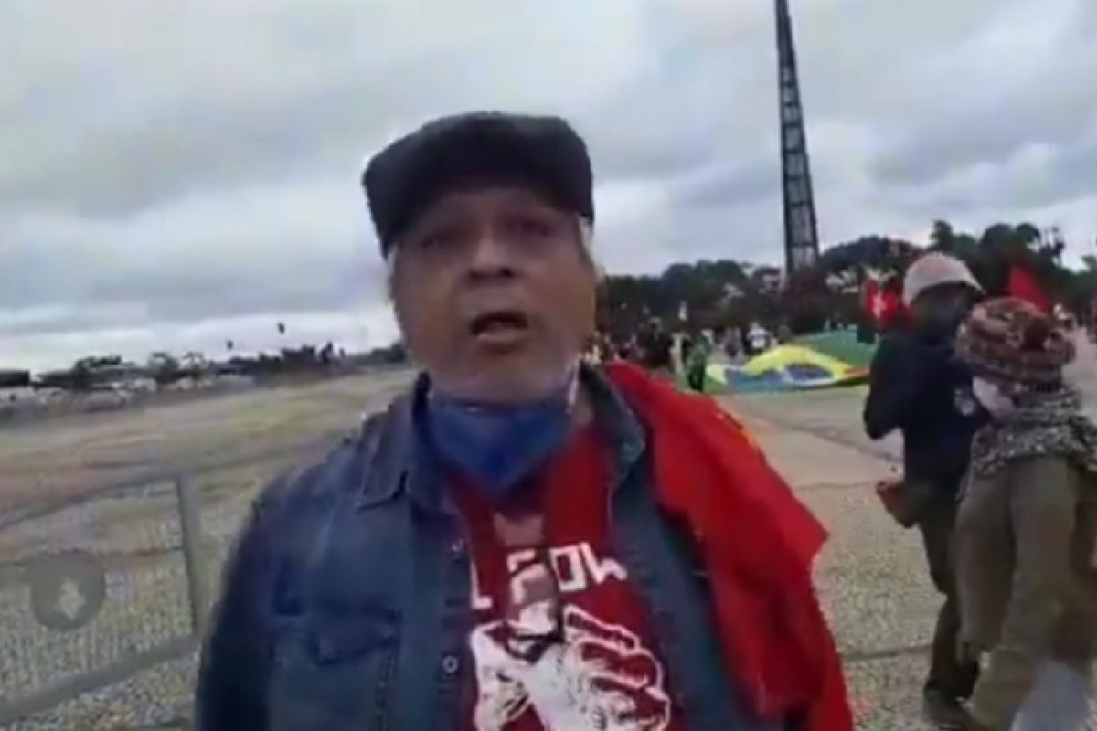 [Veja vídeo: Manifestantes de esquerda agridem homem violentamente]