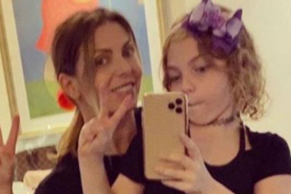 [Mãe coruja: Sheila Mello posa em selfie com a filha ]