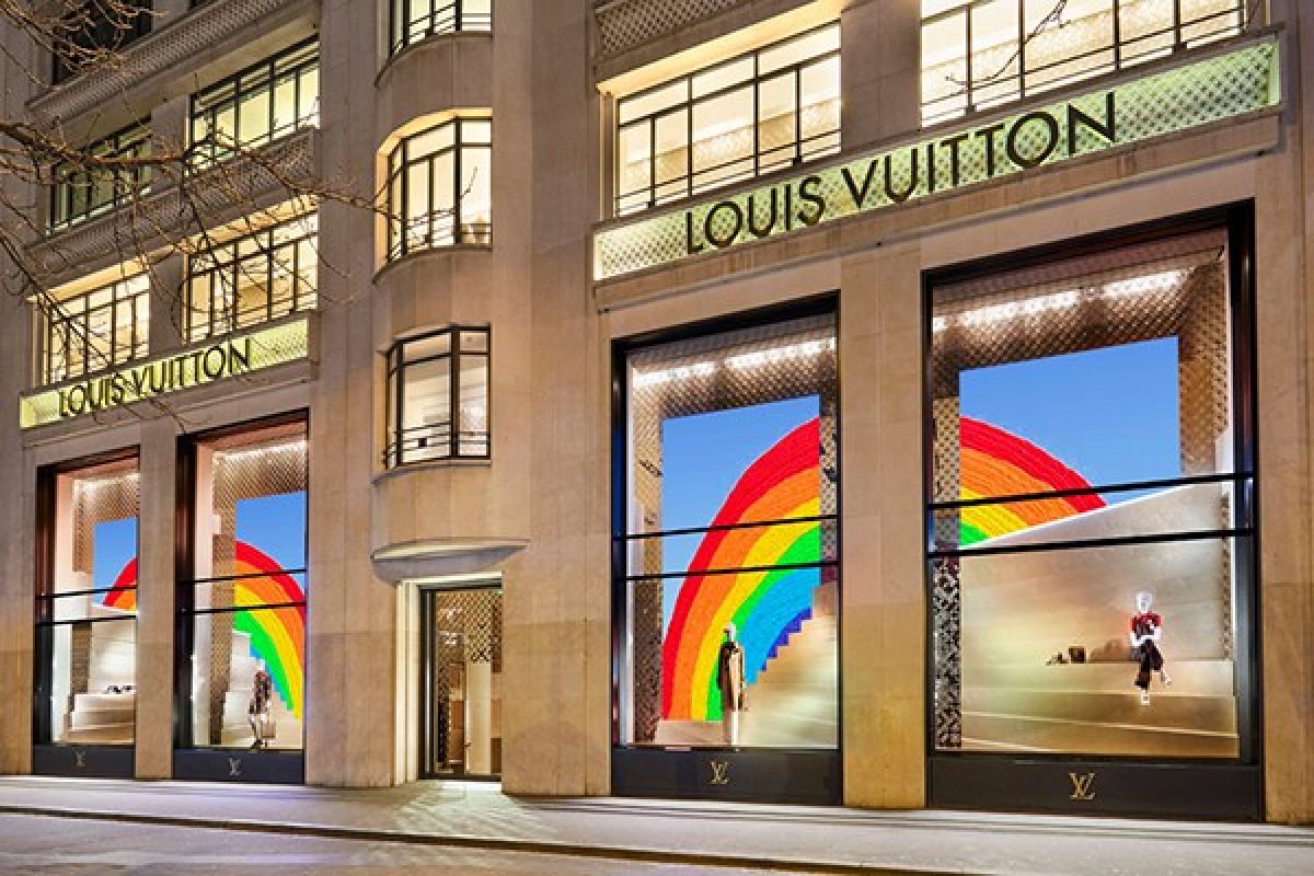 [Como uma forma de trazer esperança em meio à pandemia, funcionários decoram as vitrines da Louis Vuitton com arco-íris ]