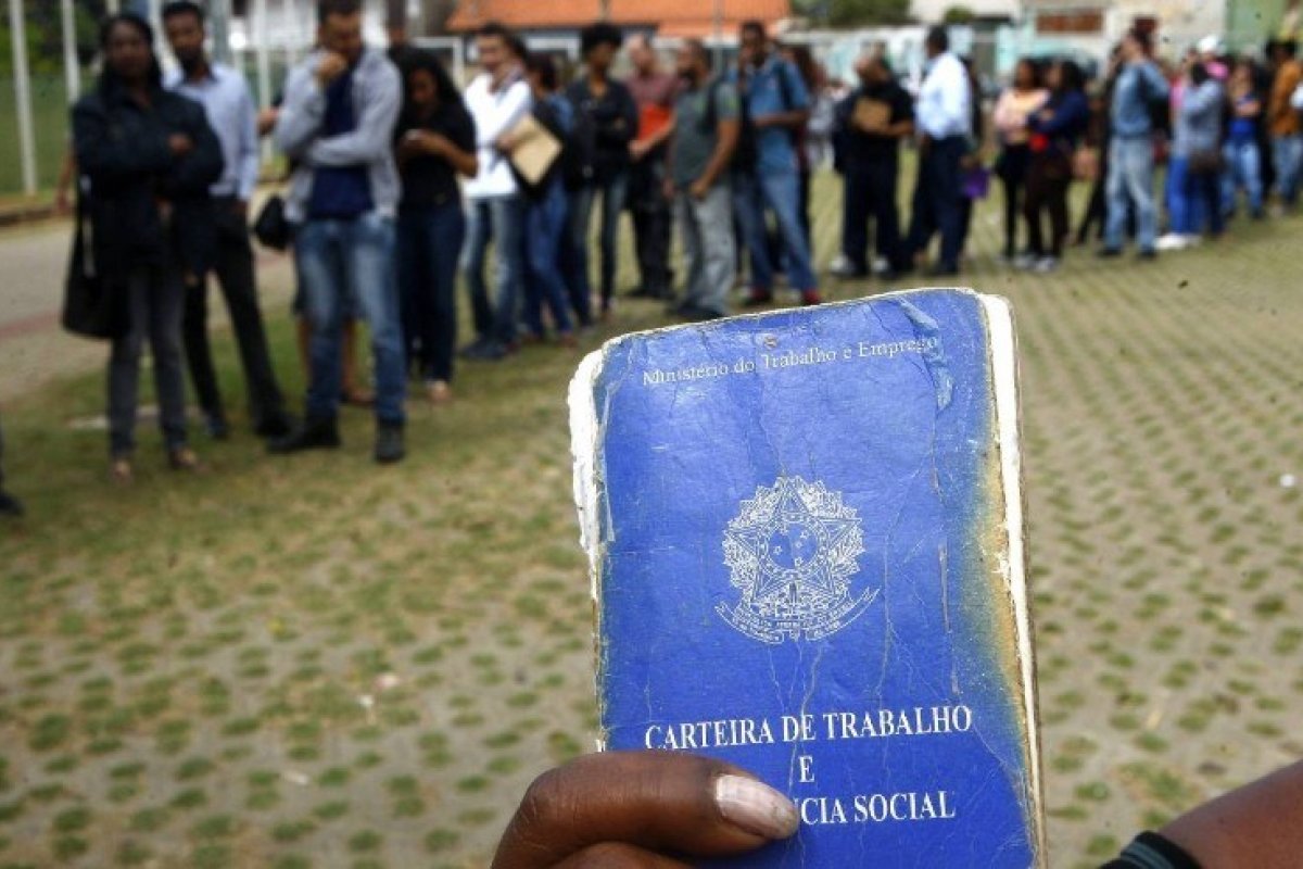 [Desemprego aumenta 12,6% em abril e atinge 12,8 milhões de pessoas no Brasil]