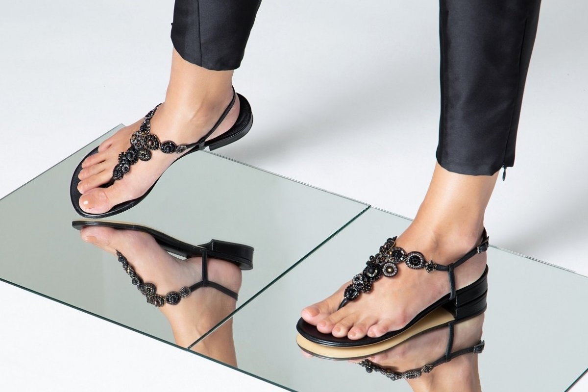 [Adriana Farina cria sandálias exclusivas, que são exemplos de slow fashion e moda consciente ]