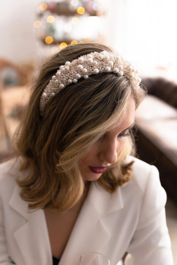 Noiva usa tiara grossa com pérolas. Imagem: Reprodução