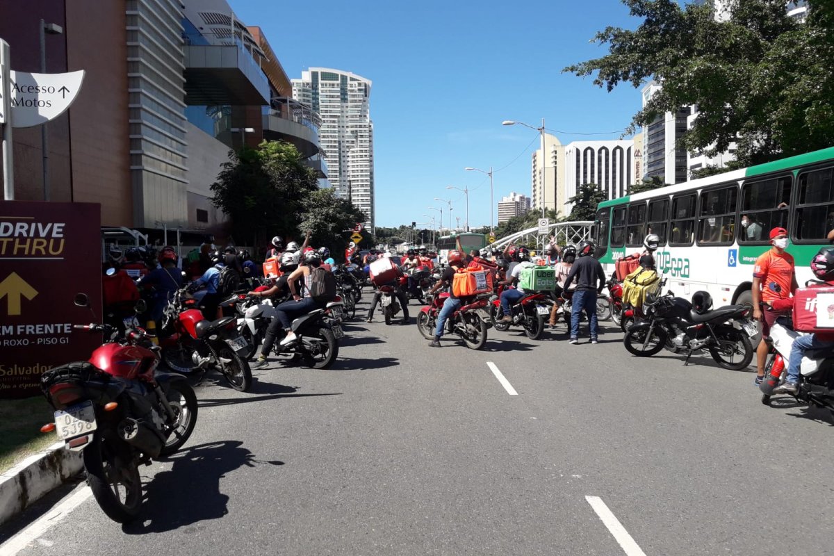 [Manifestação de entregadores por aplicativo deixa trânsito lento na Pituba, em Salvador]