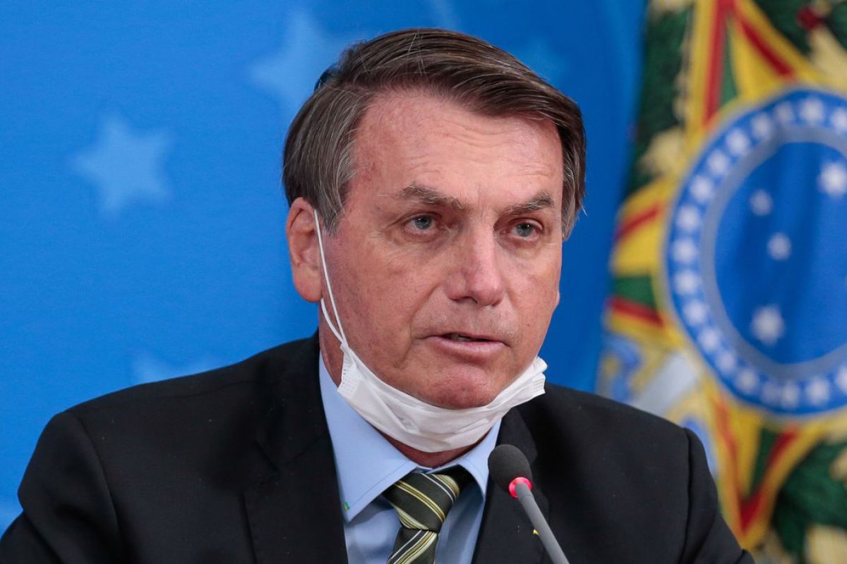 [Bolsonaro sanciona, com vetos, lei que obriga uso de máscaras em locais públicos pelo país]