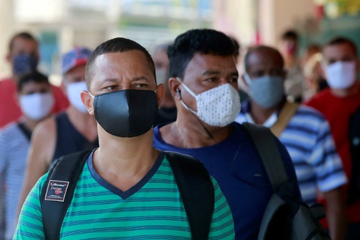 [Parlamentares querem derrubar veto de Bolsonaro à Lei que obrigava uso de máscaras em escolas, comércio e templos religiosos]