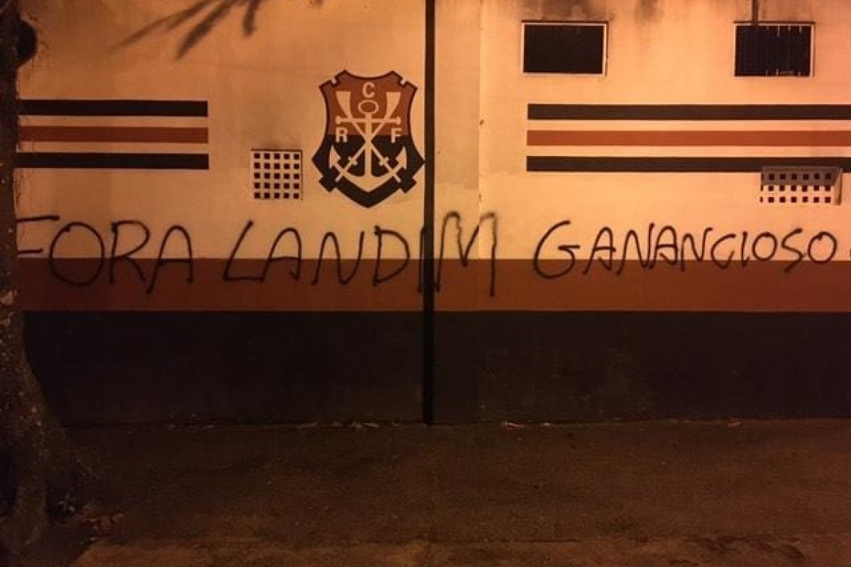 [Torcedores do Flamengo picham muro da sede social após cobrança por transmissão de jogo]