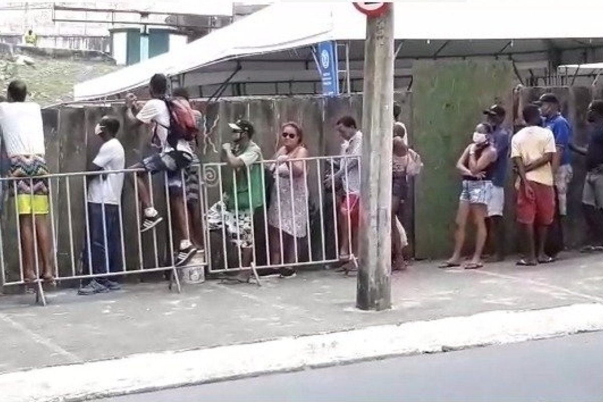 [Veja vídeo: Distribuição de quentinhas da prefeitura gera aglomeração em Salvador]