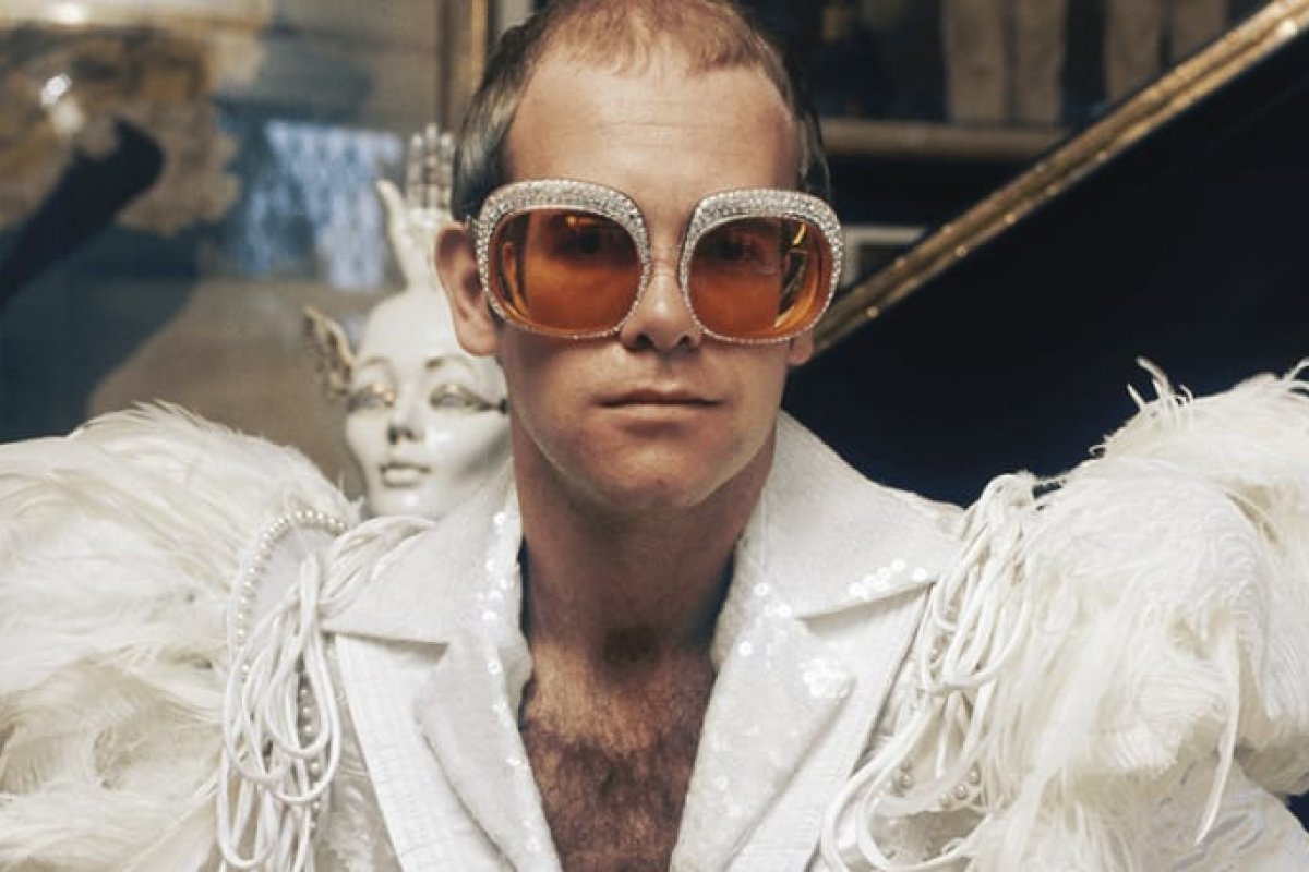 [Elton John apresenta série de shows históricos e inéditos na web ]
