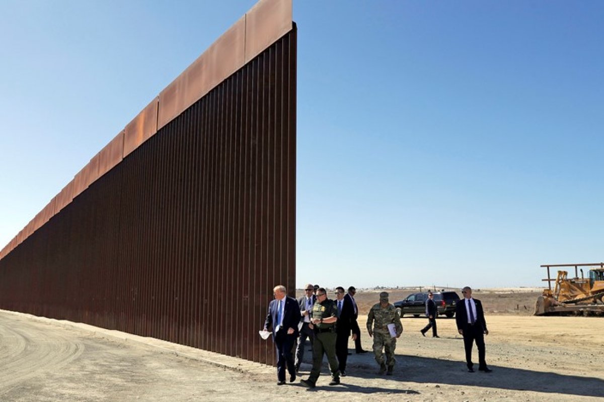 [Trump vai dar início a construção de 'muro virtual' na fronteira com o México]