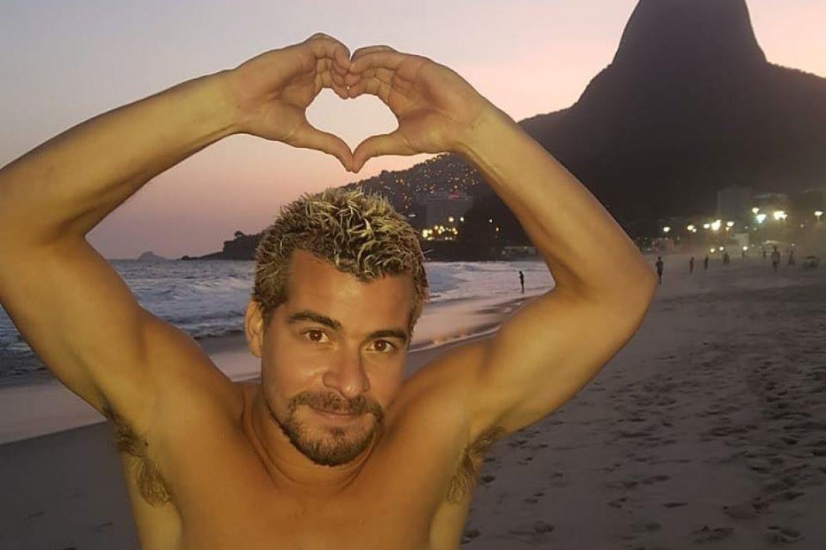 [Após criticar  bares e praias lotadas, ator Thiago Martins dá festão em casa e revolta fãs]