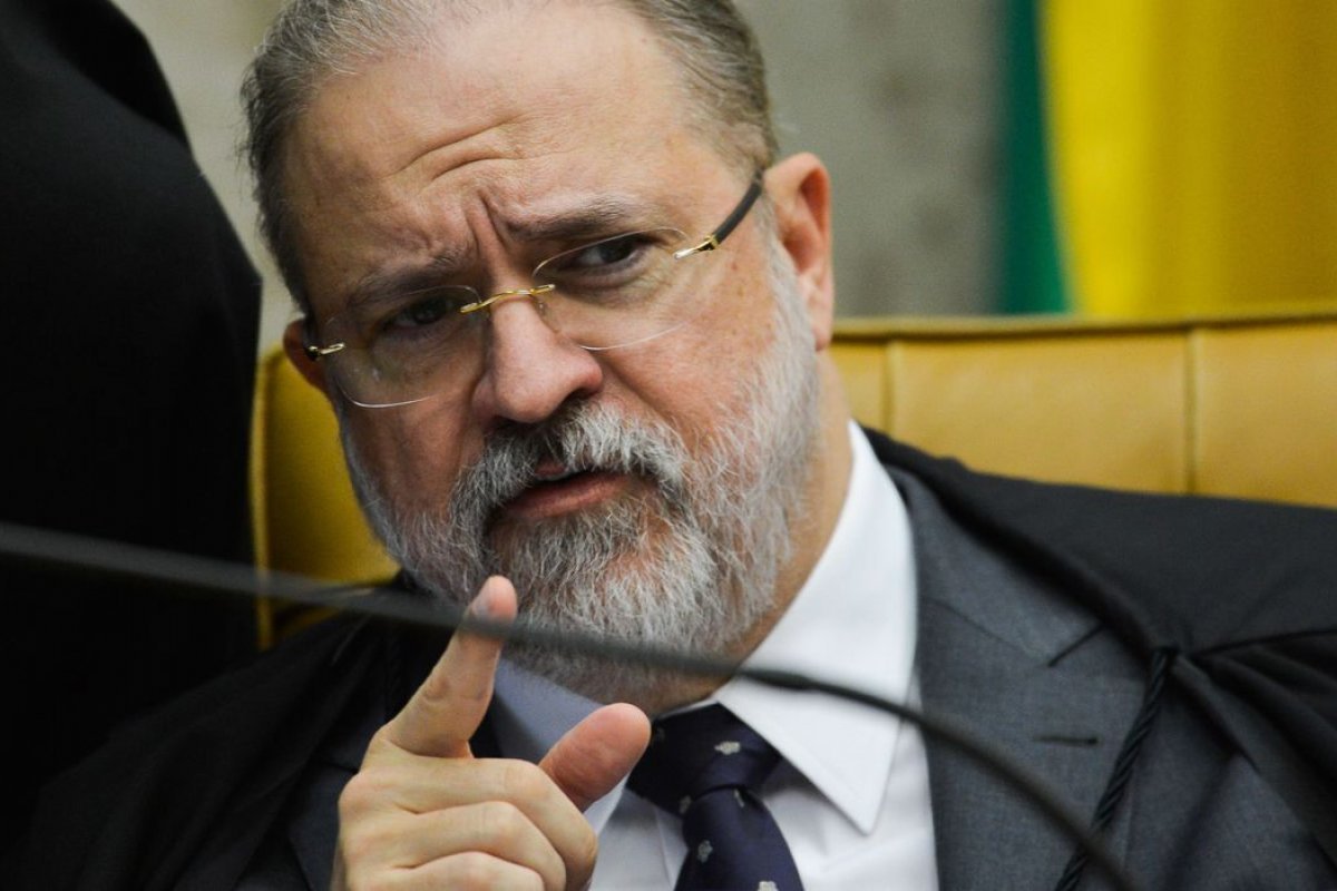 [Augusto Aras rejeita queixa-crime de Dilma contra Bolsonaro]