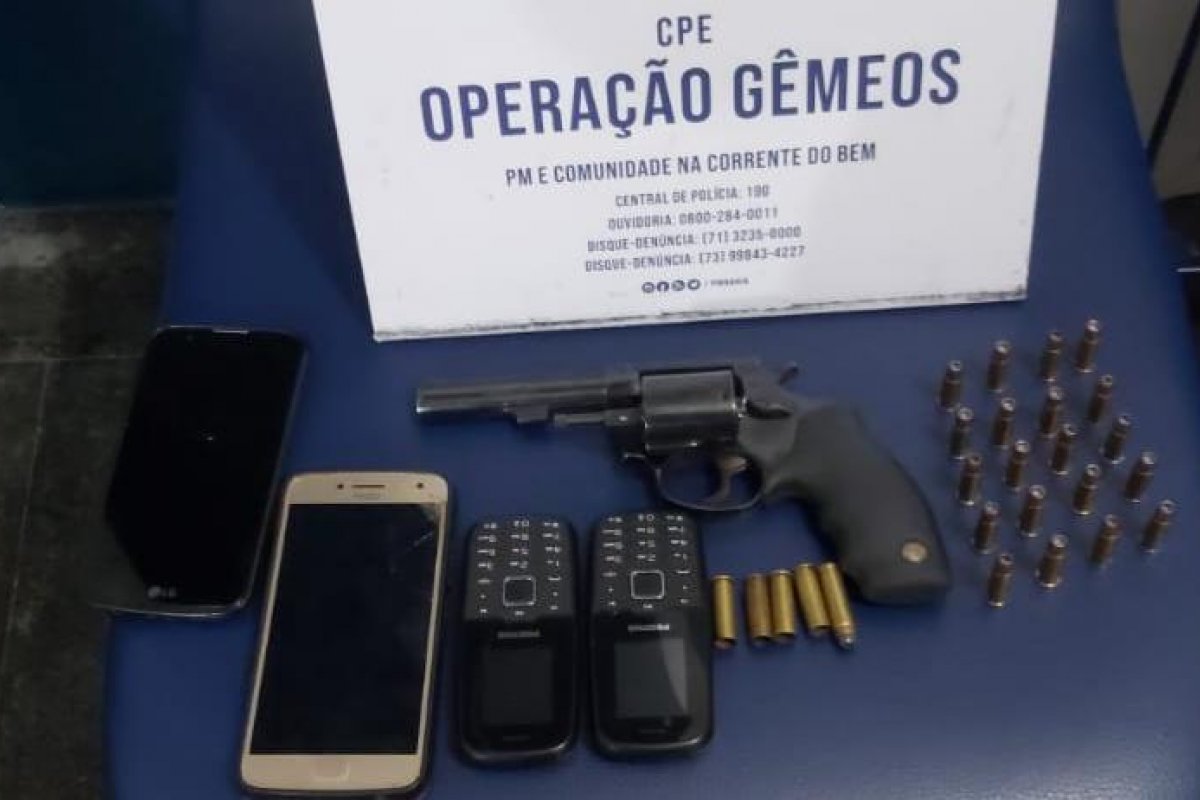 [Polícia prende duas mulheres suspeitas de integrar grupo de facção no Subúrbio de Salvador]