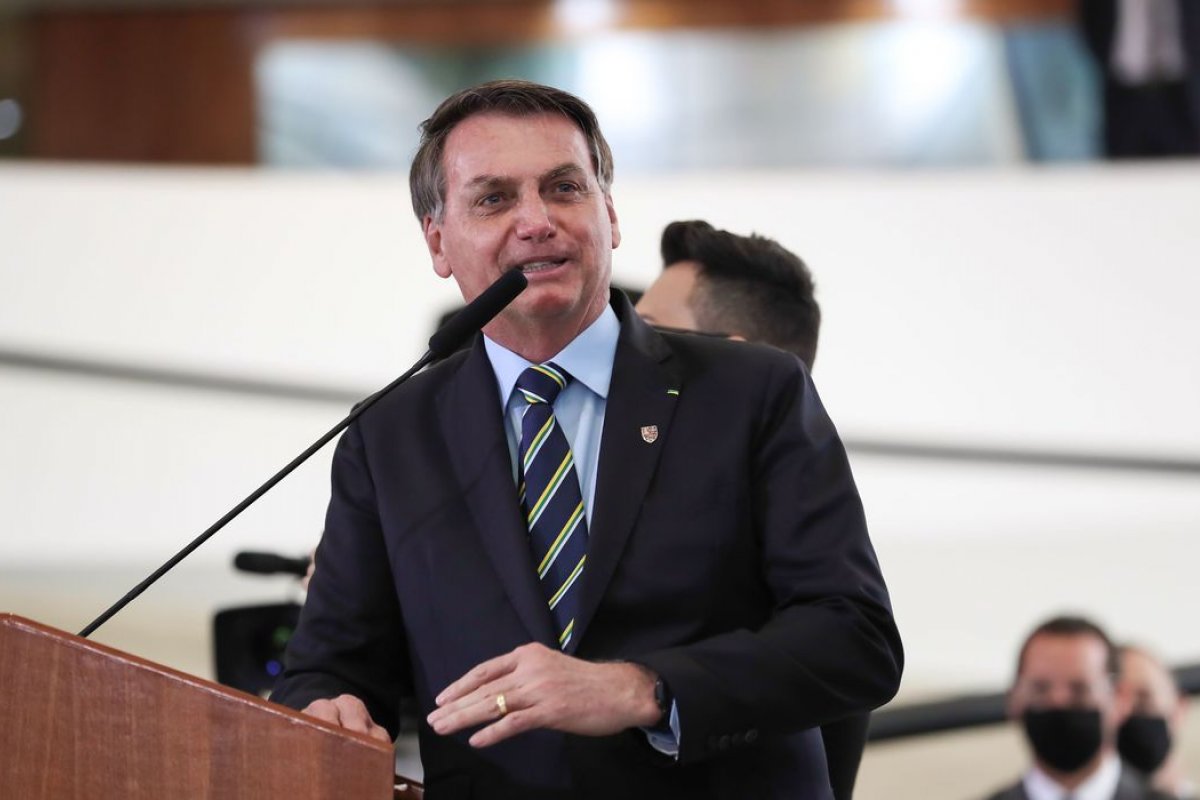 [Bolsonaro anuncia envio de ajuda ao Líbano e convida ex-presidente Temer para comandar missão ]
