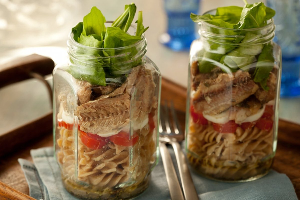 [Aprenda a fazer salada no pote de macarrão integral com sardinha]