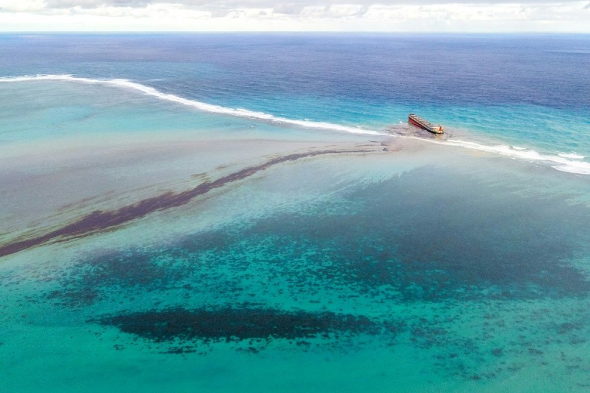 [Moradores tentam recolher óleo vazado de navio japonês nas Ilhas Maurício]