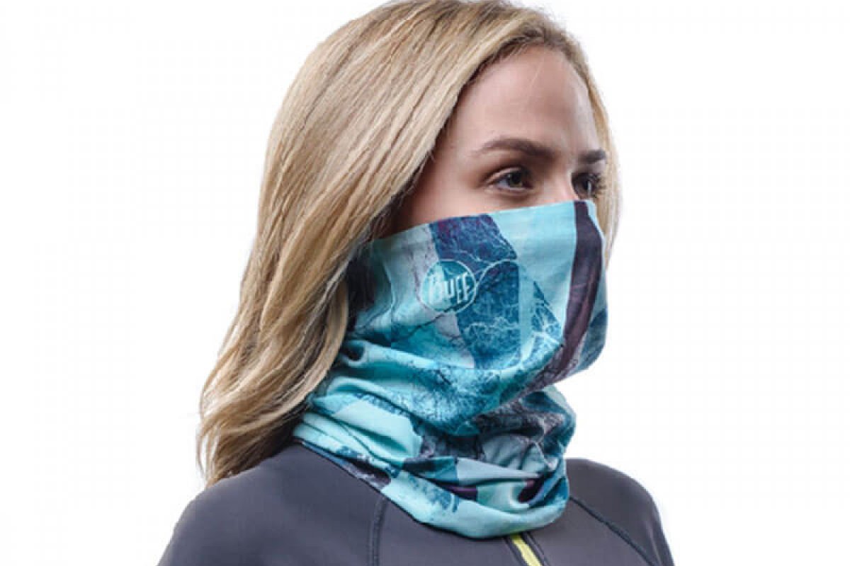 [Máscaras feitas com lenços de pescoço não evitam gotículas que transmitem o vírus ]