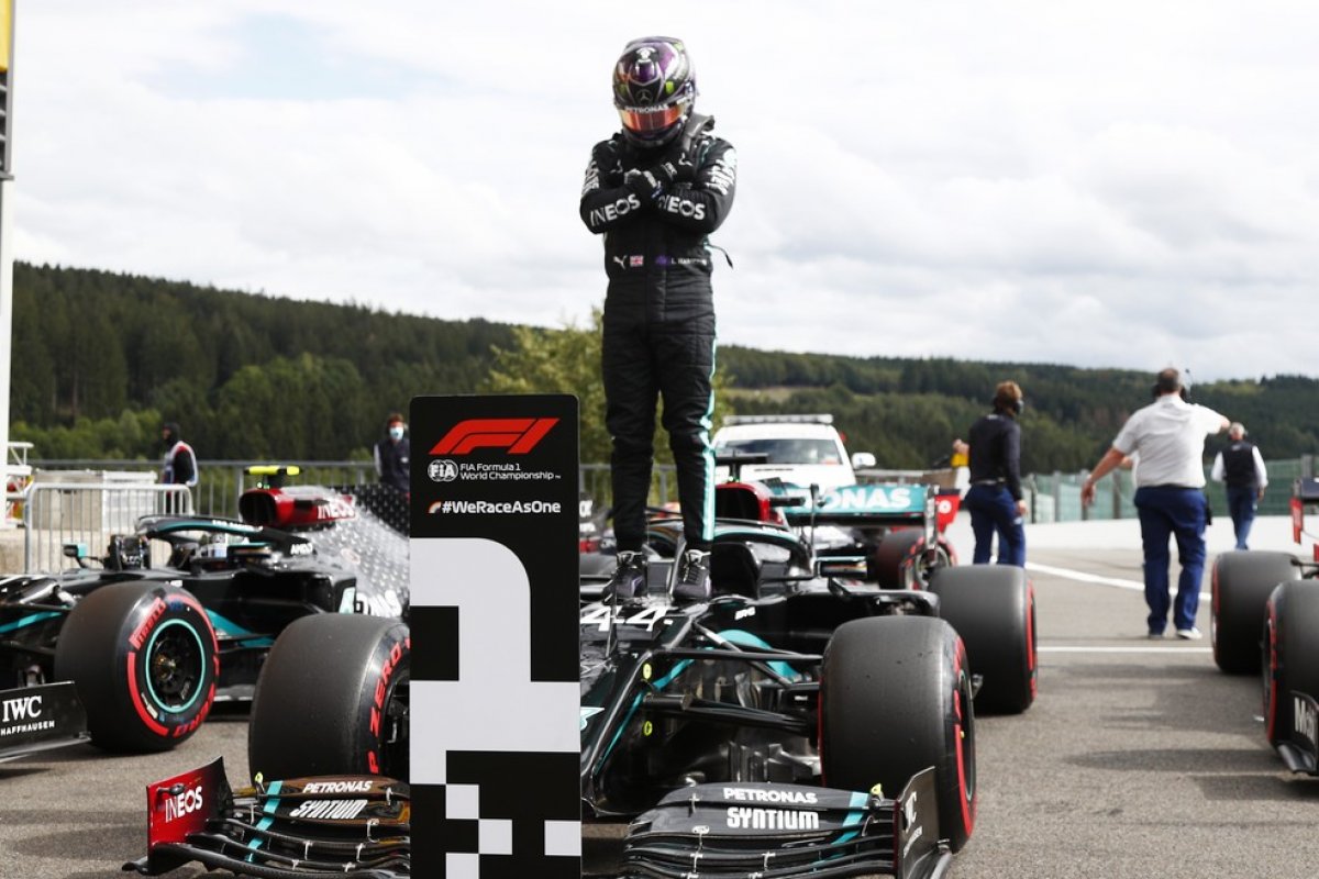 [Lewis Hamilton bate recorde ao fazer 93ª pole na F1 e presta homenagem ao 'Pantera Negra']