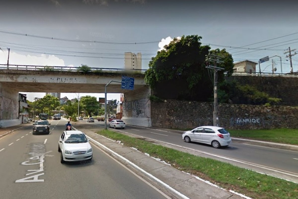 [Dois motociclistas ficam feridos após baterem em árvore, em Salvador]