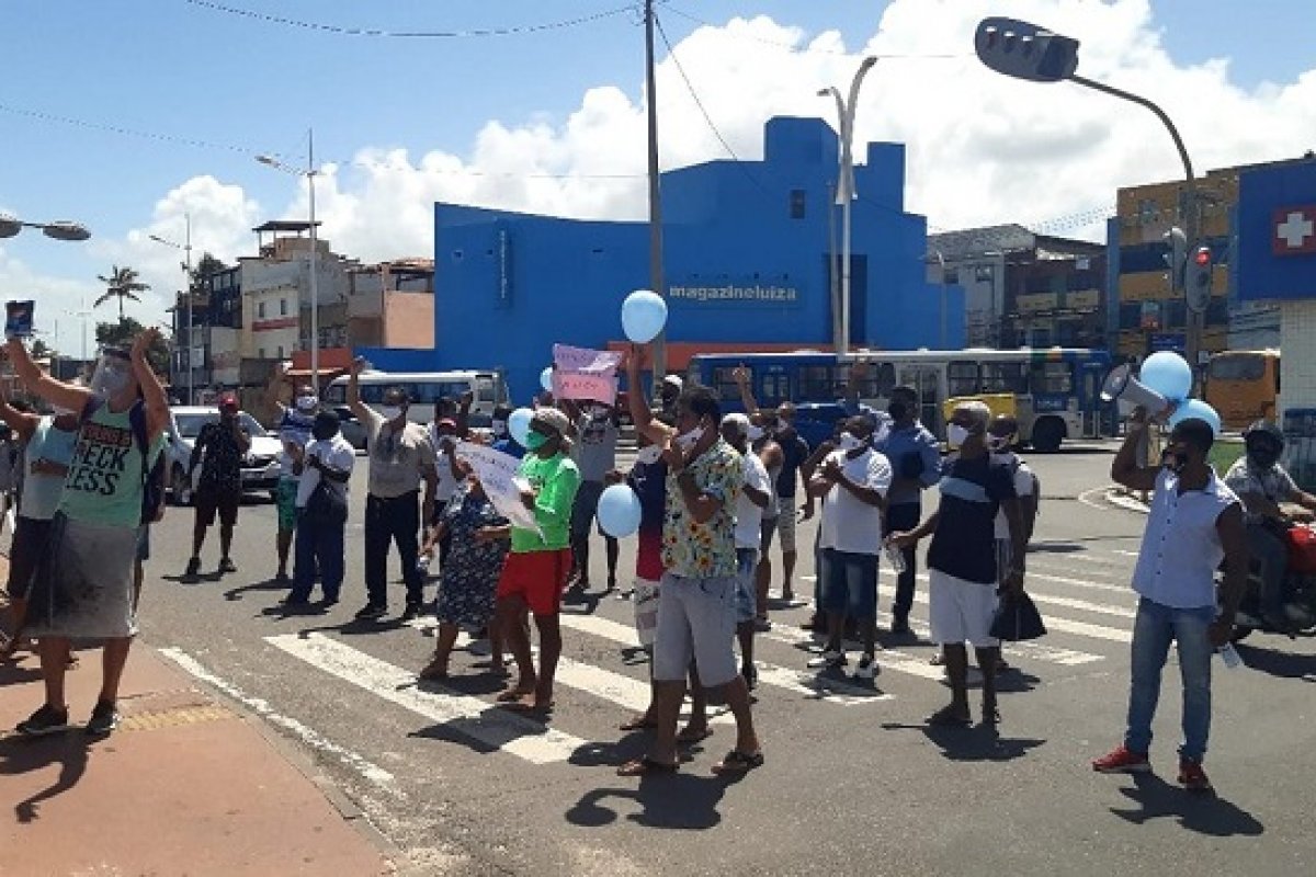 [Ambulantes fazem protestam em Itapuã e pedem liberação das praias]