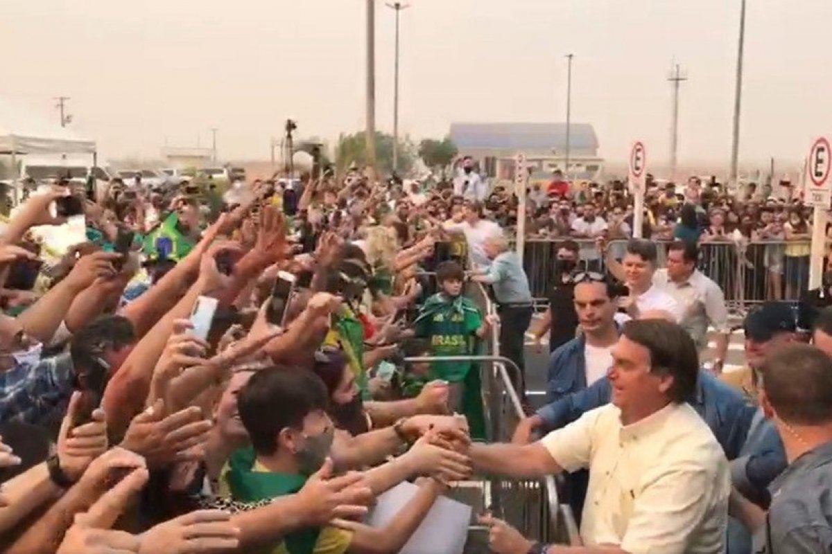 [Bolsonaro é recebido por multidão em Mato Grosso]