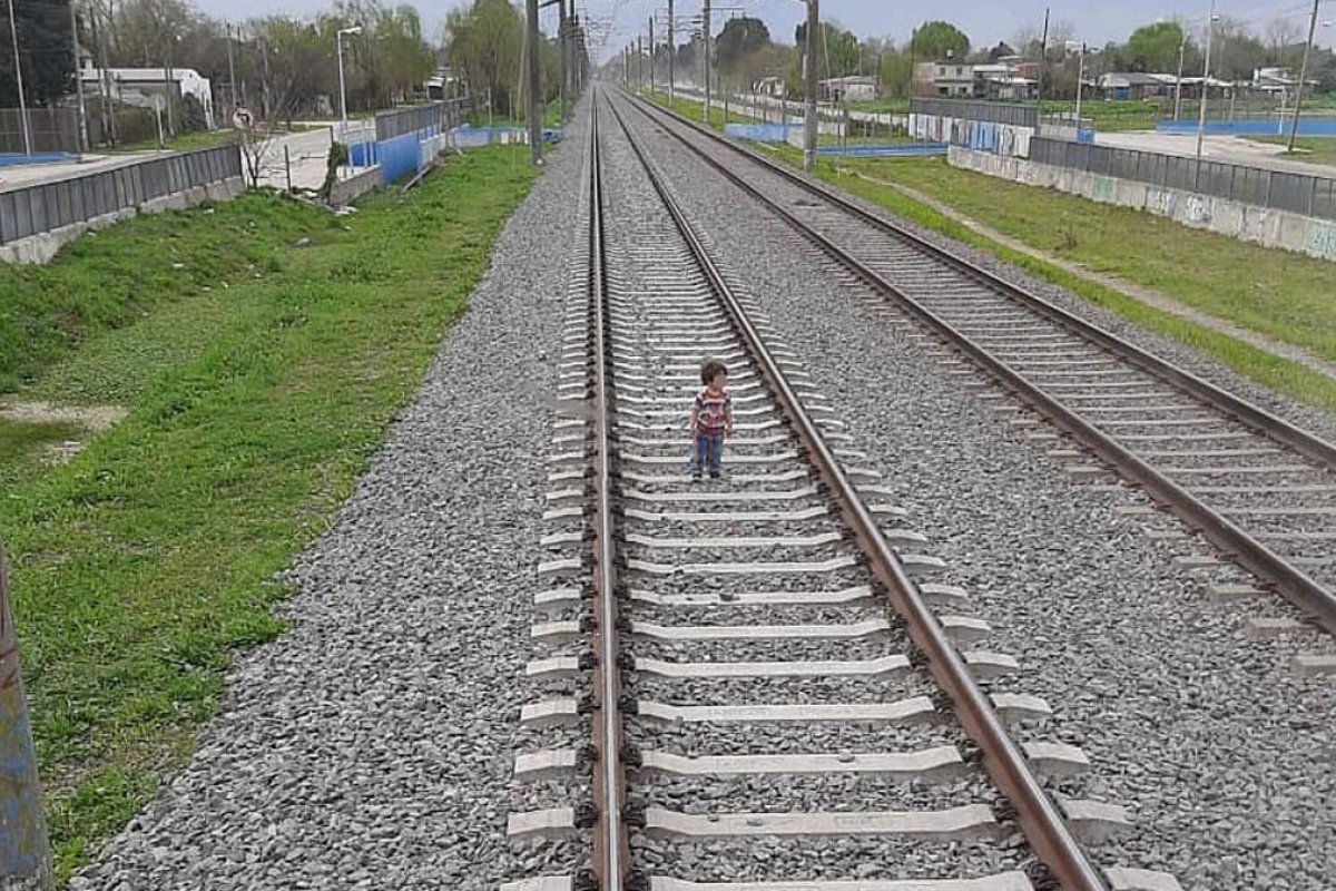 [Vídeo: criança em trilho de trem é salva após maquinista acionar freio de emergência]