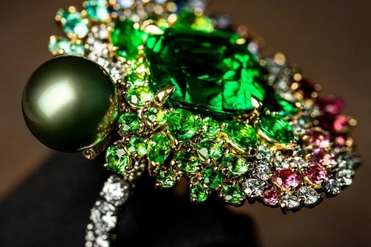 [Com explosões cromáticas, Dior lança coleção de joias]