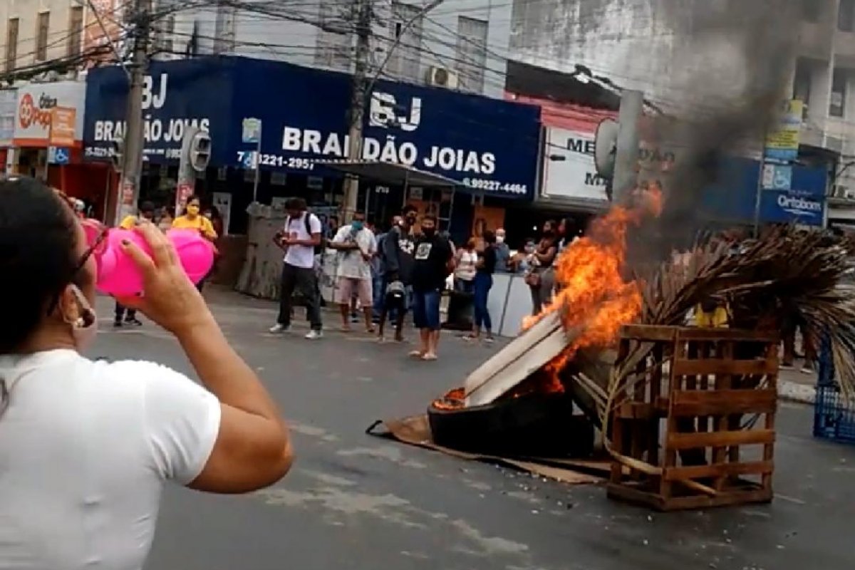[Vídeo: trabalhadores de Feira de Santana realizam manifestação contra 'abusos' da prefeitura]