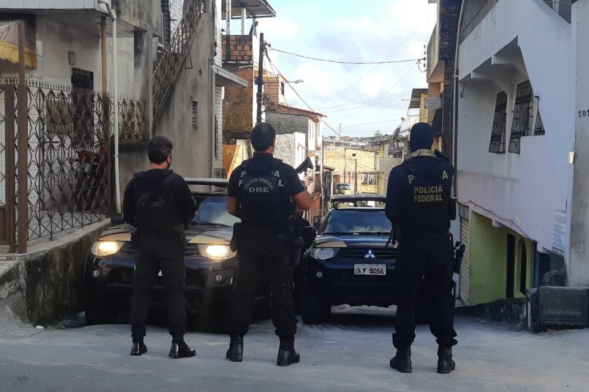 [Três pessoas são presas pela PF em Salvador por suspeita de tráfico internacional de drogas ]