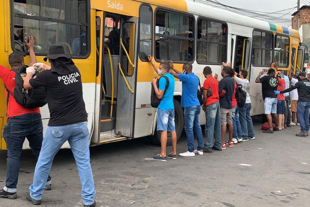 [Operação do Gerrc realiza 900 abordagens em ônibus de Salvador para evitar ações de roubo]
