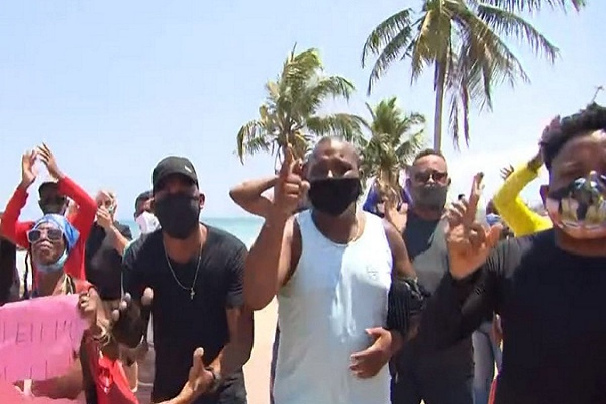 [Barraqueiros fazem manifestação para liberação de praias em Salvador]