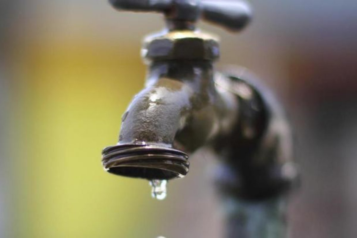 [Fornecimento de água é suspenso em regiões da cidade baixa após vazamento no bairro do Uruguai, em Salvador]