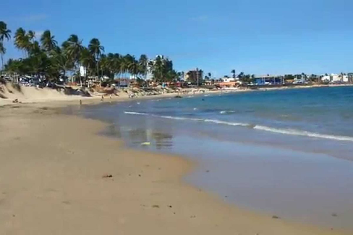 [Após interdição, praia de Piatã volta a ser reaberta em Salvador]