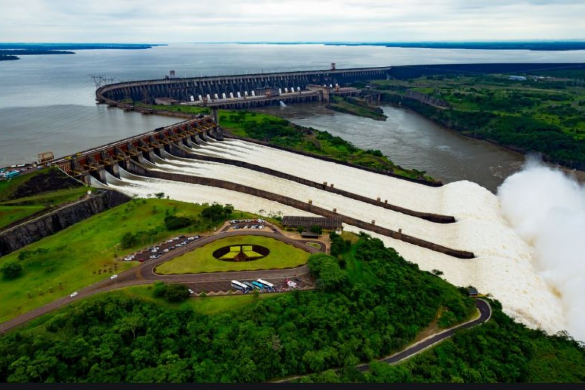 [Energia elétrica produzida pela usina de Itaipú gera polêmica entre o Brasil e o Paraguai]