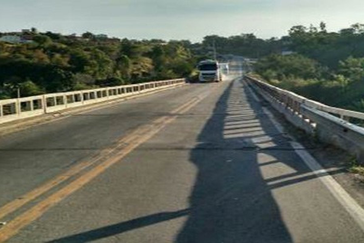 [Obra muda tráfego na ponte sobre o rio Pardo, em Cândido Sales]