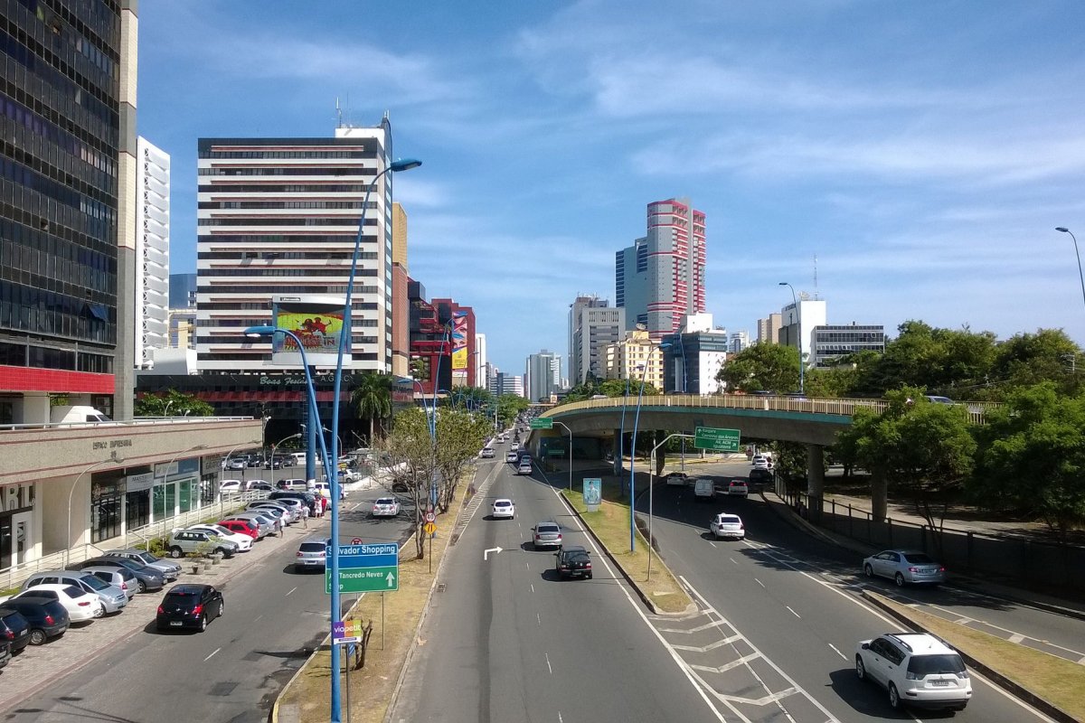 Grupo faz manifestação e deixa trânsito lento na Av. Tancredo Neves, em Salvador Bahia Farol Grupo faz manifestação e deixa trânsito lento na Av. Tancredo Neves, em Salvador Bahia Farol