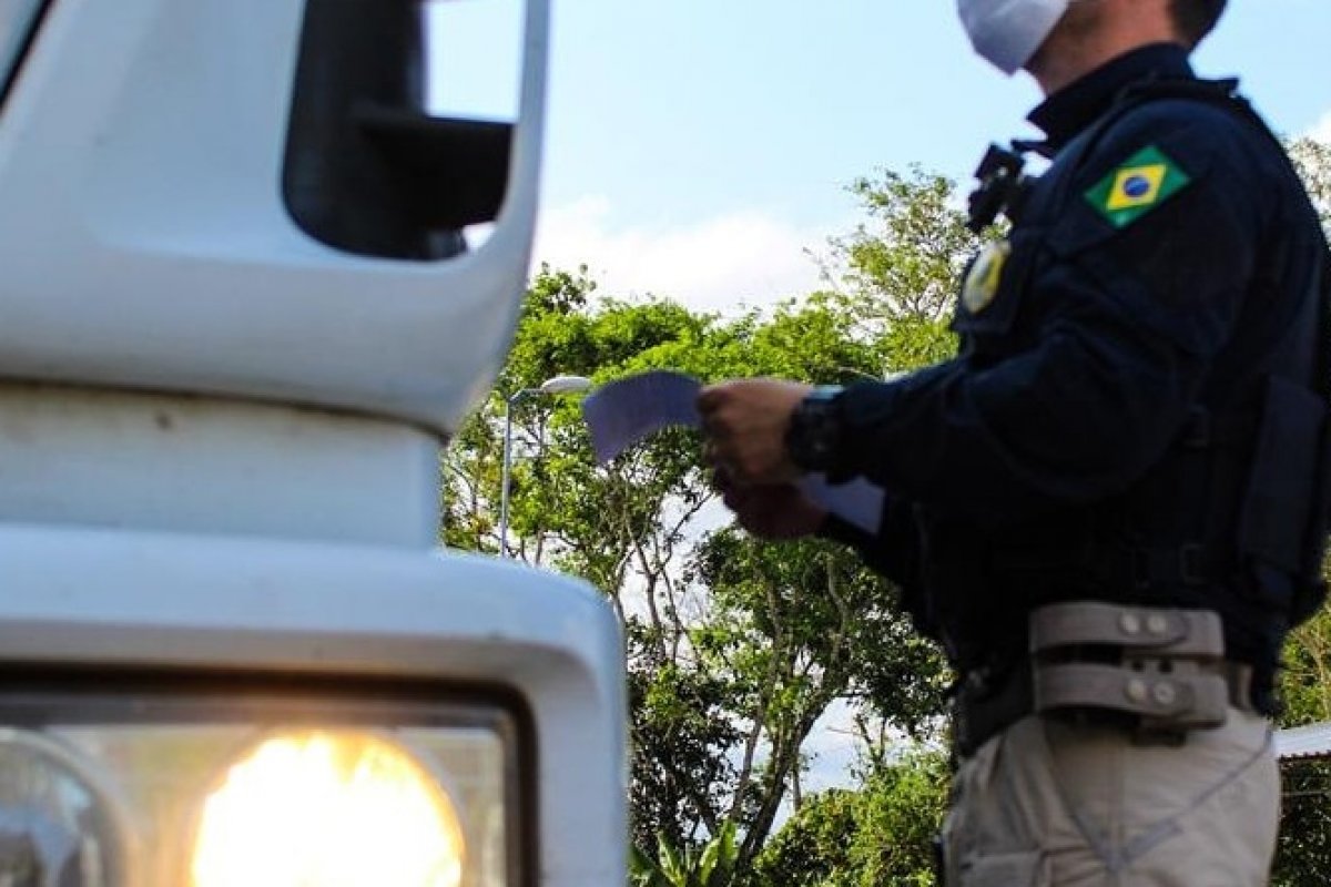 [PRF na Bahia intensifica fiscalização a veículos de carga com foco na segurança viária]