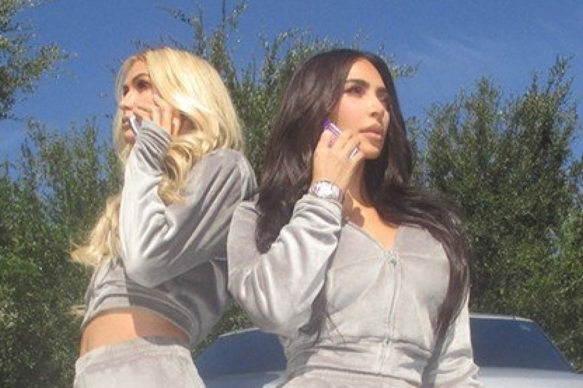 [Kim Kardashian escolheu a amiga Paris Hilton para estrelar a campanha da nova coleção de sua marca ]
