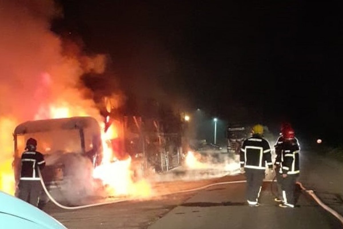 [Vídeo: Incêndio atinge oito caminhões-cegonha em Pernambuco]
