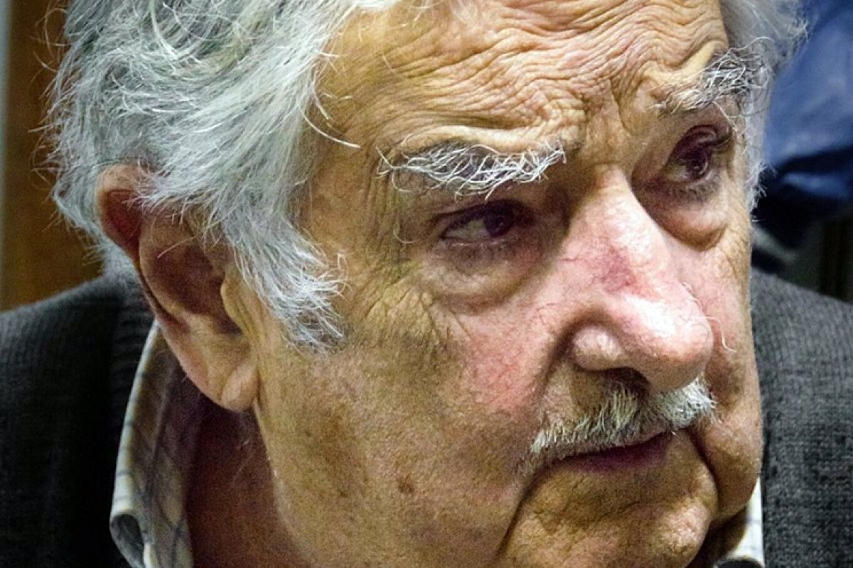 [Ex-presidente do Uruguai, José Mujica renuncia ao senado e se aposenta da política]