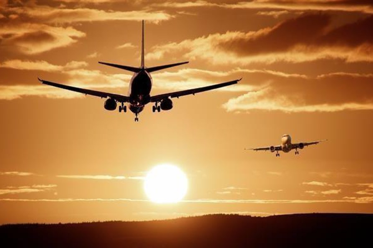 OMS afirma que risco de contrair Covid-19 em aviões é [OMS afirma que risco de contrair Covid-19 em aviões é