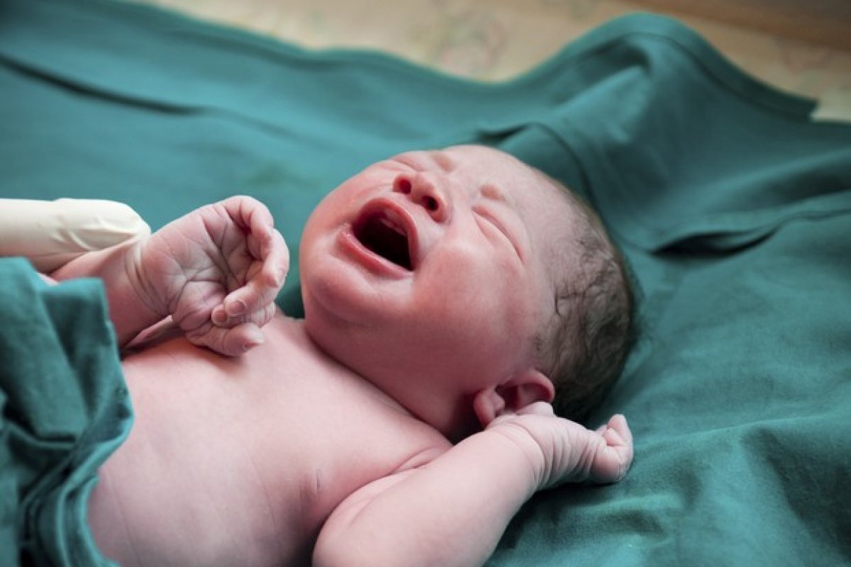 [Bebê nasce com anticorpos contra covid-19 após mãe ter contraído a doença]