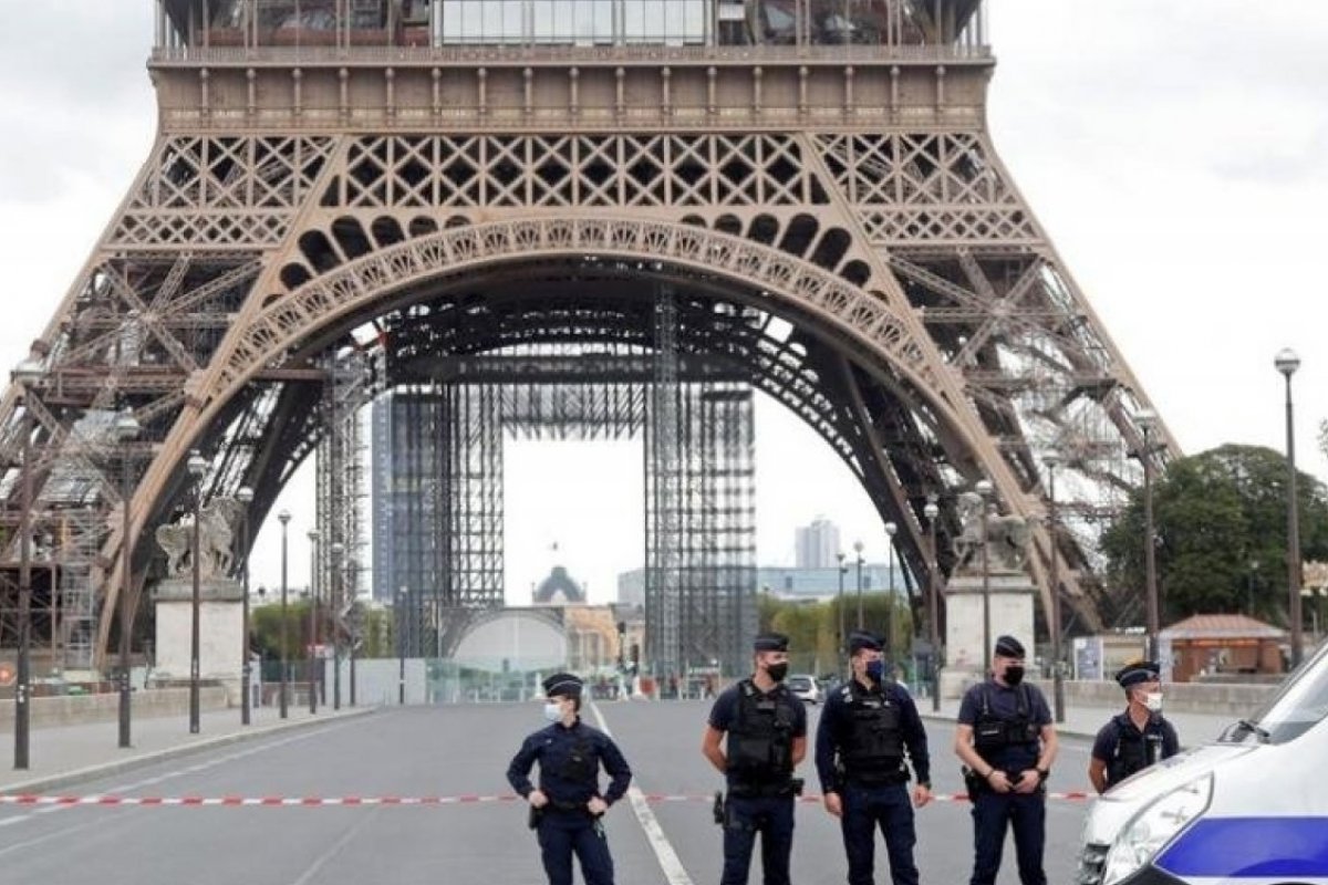 [Pontos turísticos de Paris são evacuados após ameaça de atentado terrorista]
