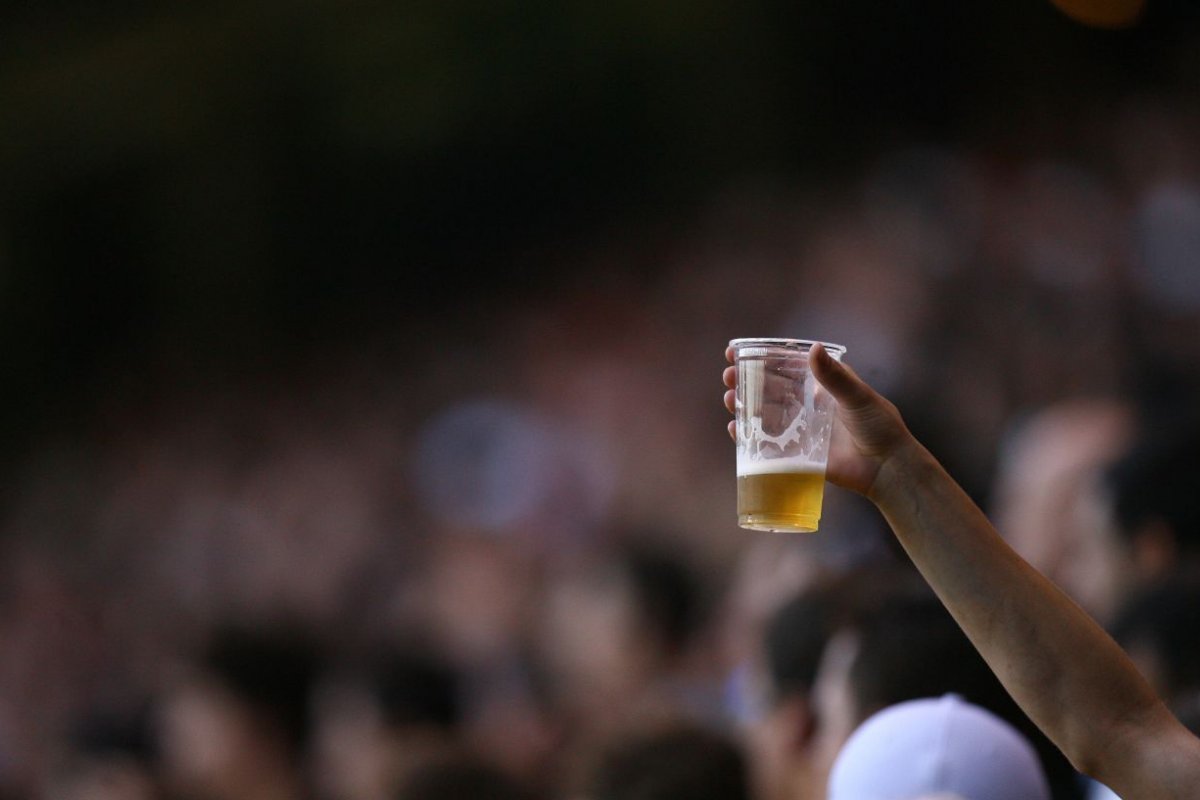 [A proibição da venda e consumo de bebidas alcoólicas dentro dos estádios de futebol]