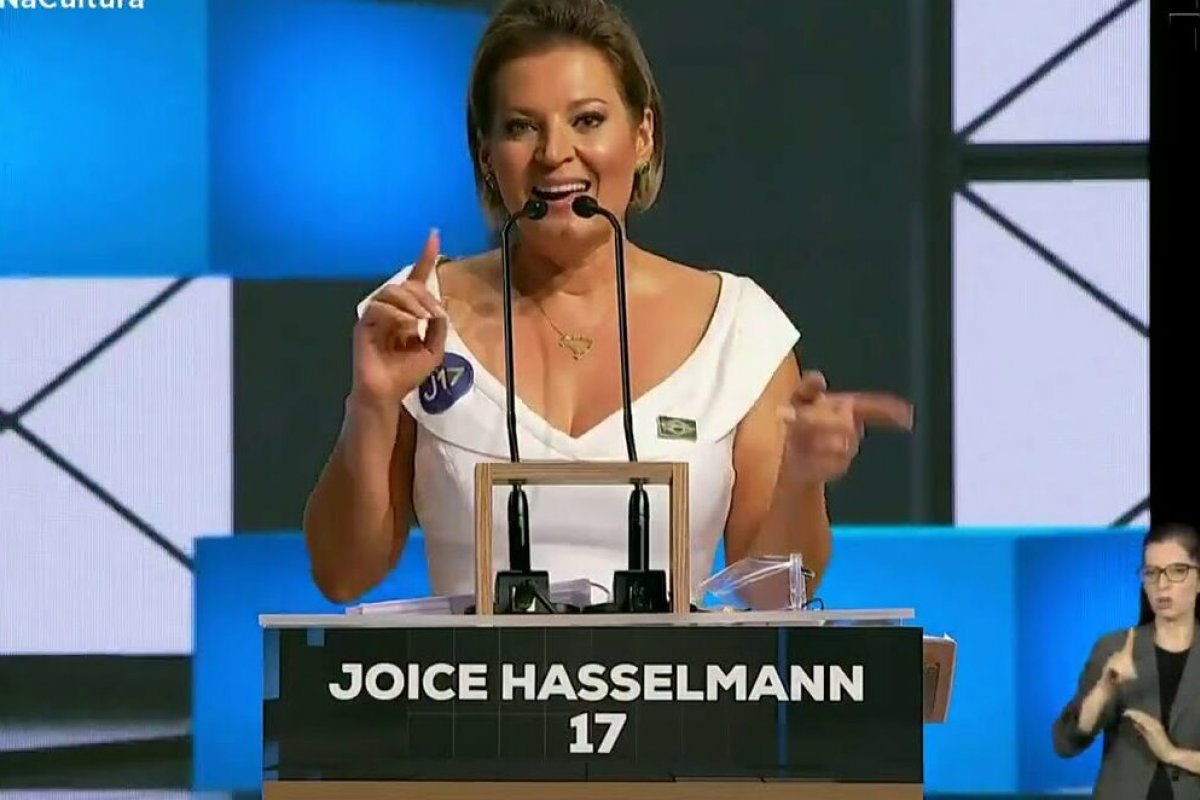 [Vídeo: Joice Hasselmann canta música para Bruno Covas em debate]