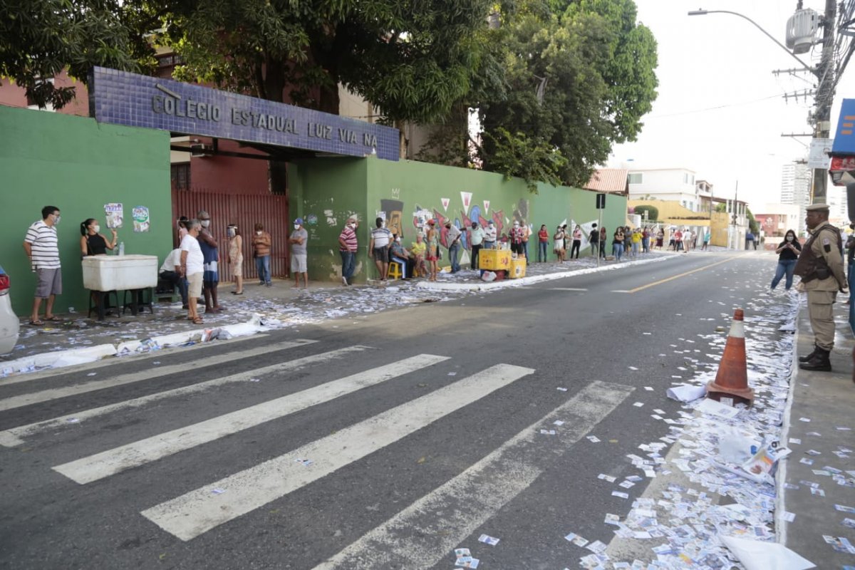 [Vídeo: Eleitores já fazem filas nas portas dos colégios em Salvador]
