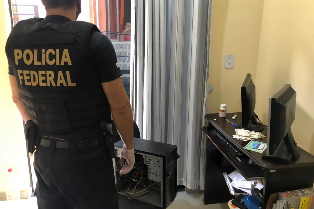 [PF cumpre mandados de busca e apreensão em investigação contra fraudes no auxílio emergencial em Salvador]