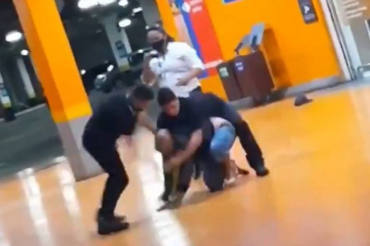[Vídeo: Homem negro é espancado até a morte em supermercado de Porto Alegre]